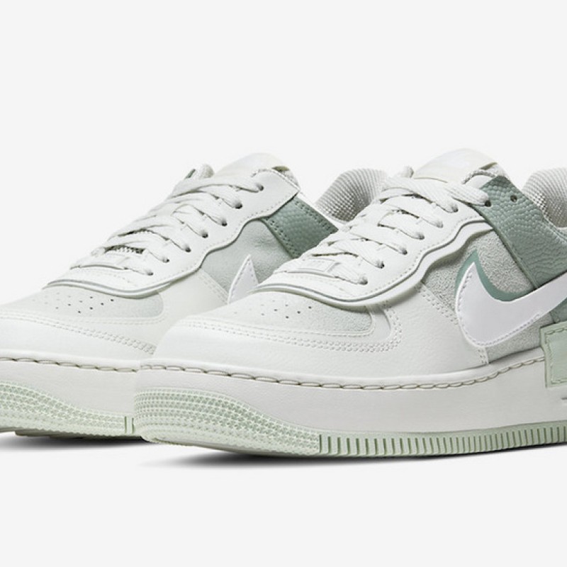 나이키 우먼스 에어 포스 1 '07 쉐도우 로우탑 트리플 운동화