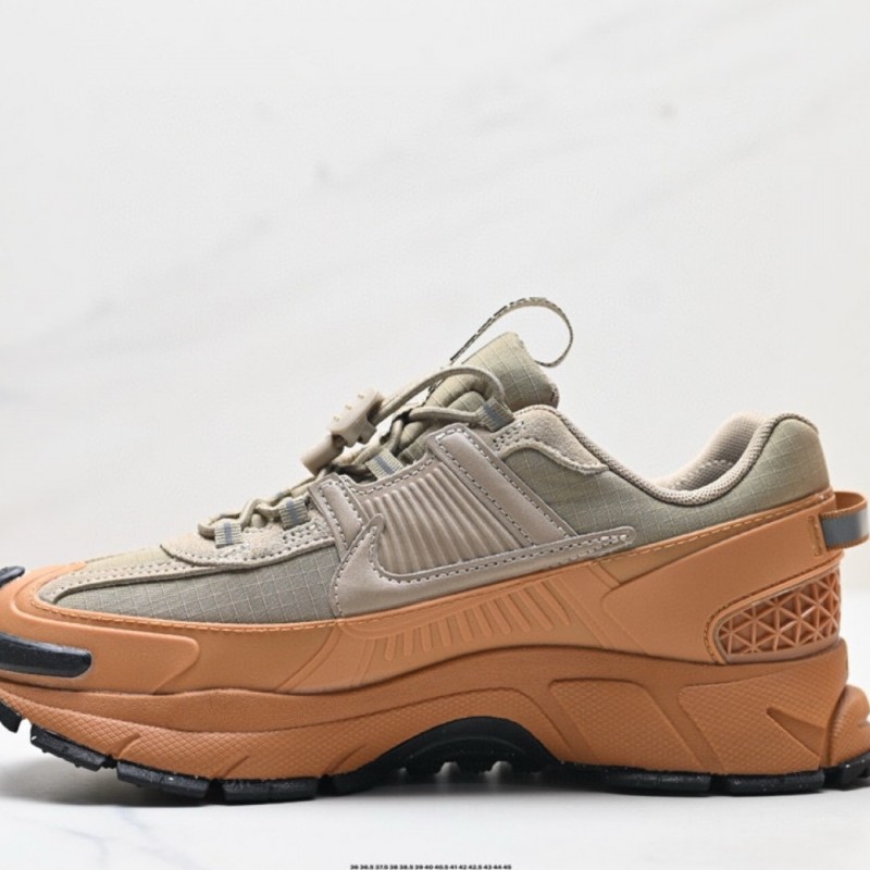 나이키 줌 보메로 로밍