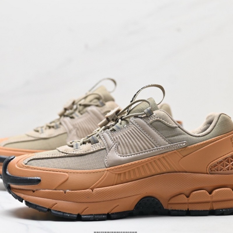 나이키 줌 보메로 로밍