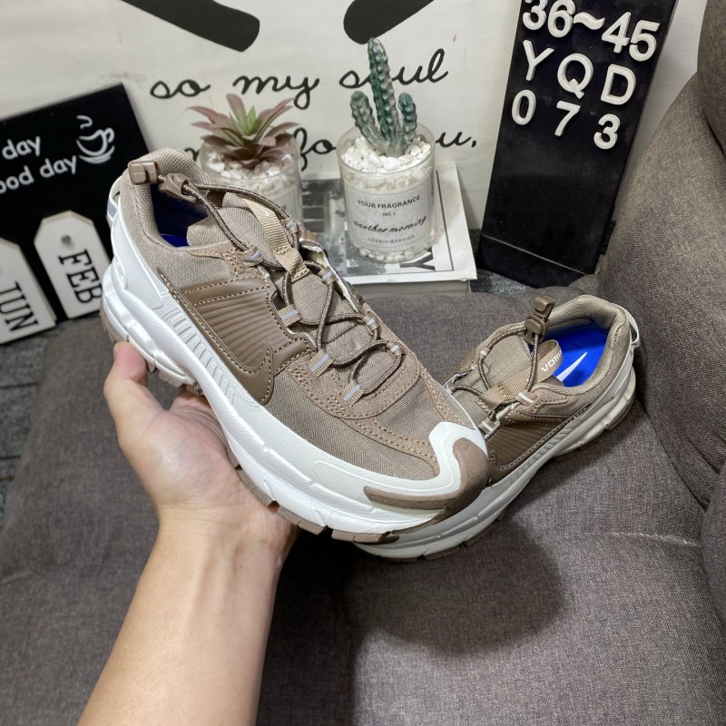 나이키 줌 보메로 로밍