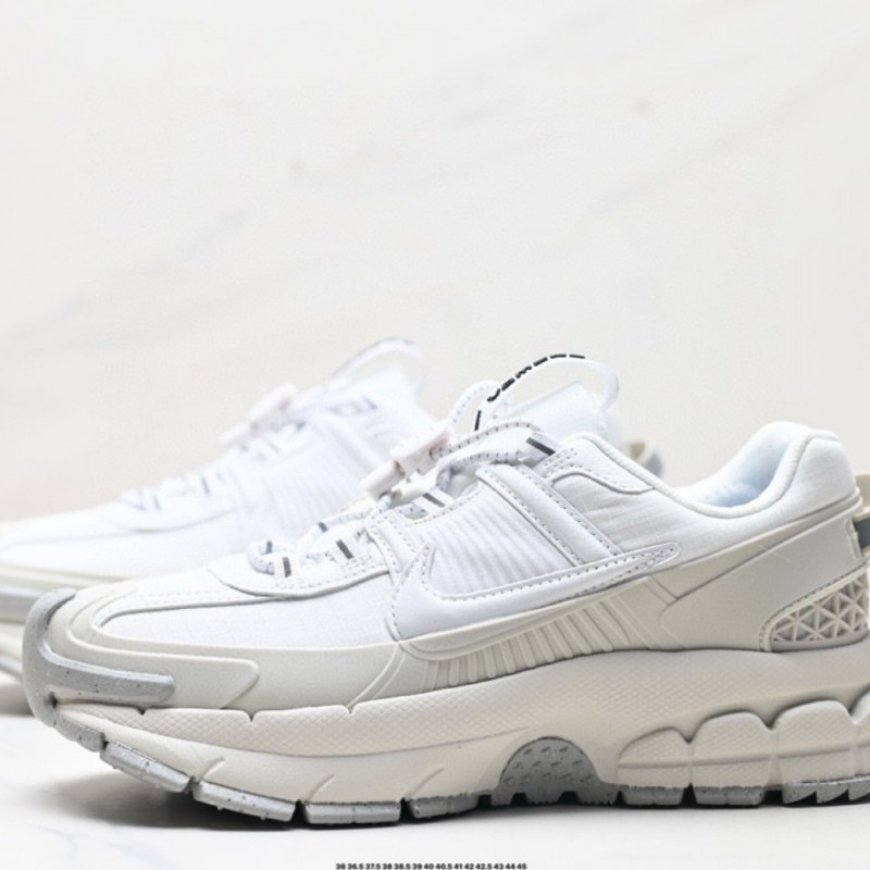 나이키 줌 보메로 로밍