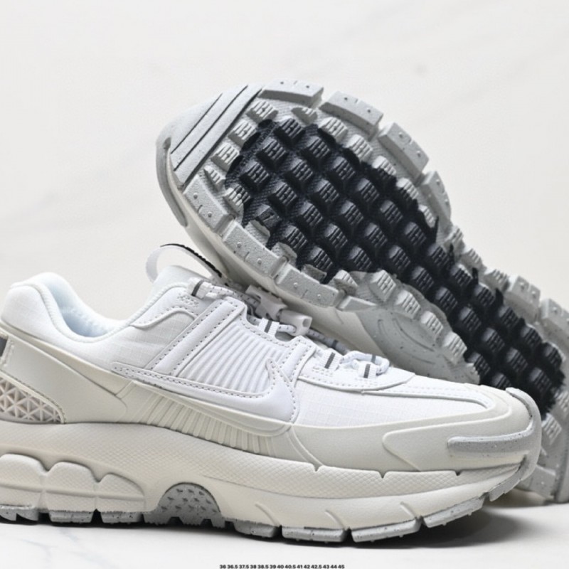 나이키 줌 보메로 로밍