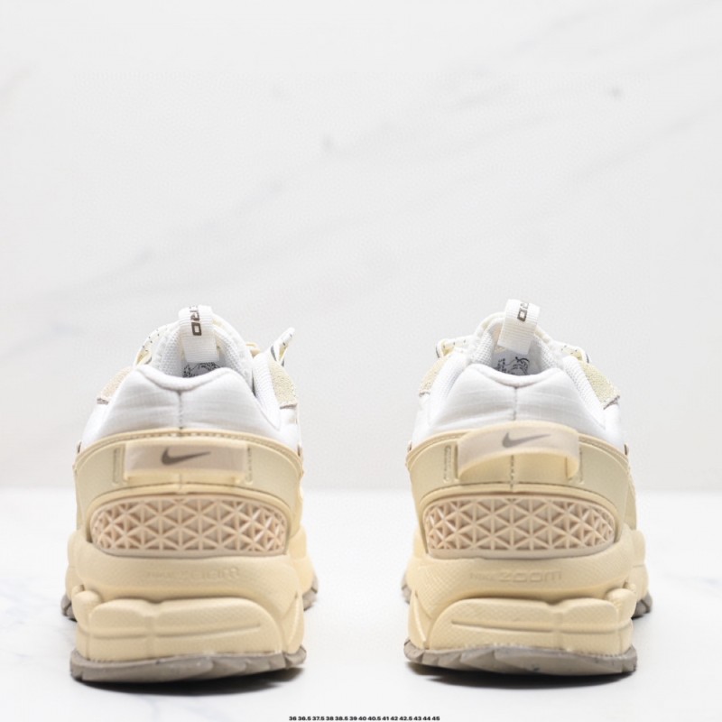 나이키 줌 보메로 로밍