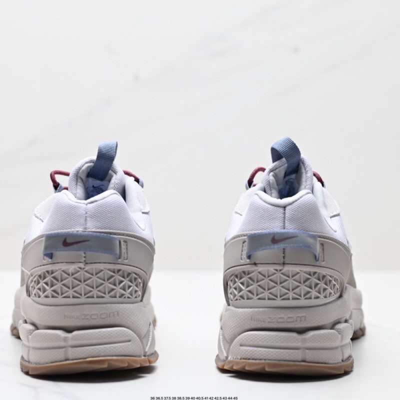 나이키 줌 보메로 로밍