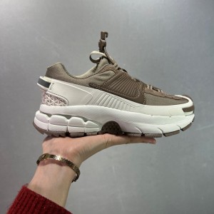 나이키 줌 보메로 로밍