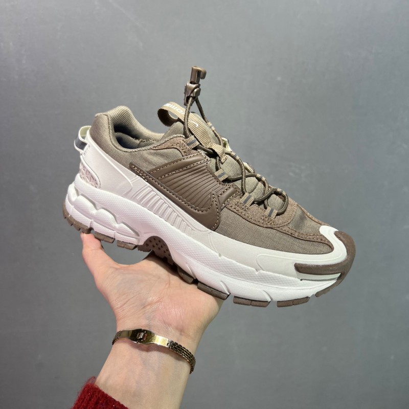 나이키 줌 보메로 로밍