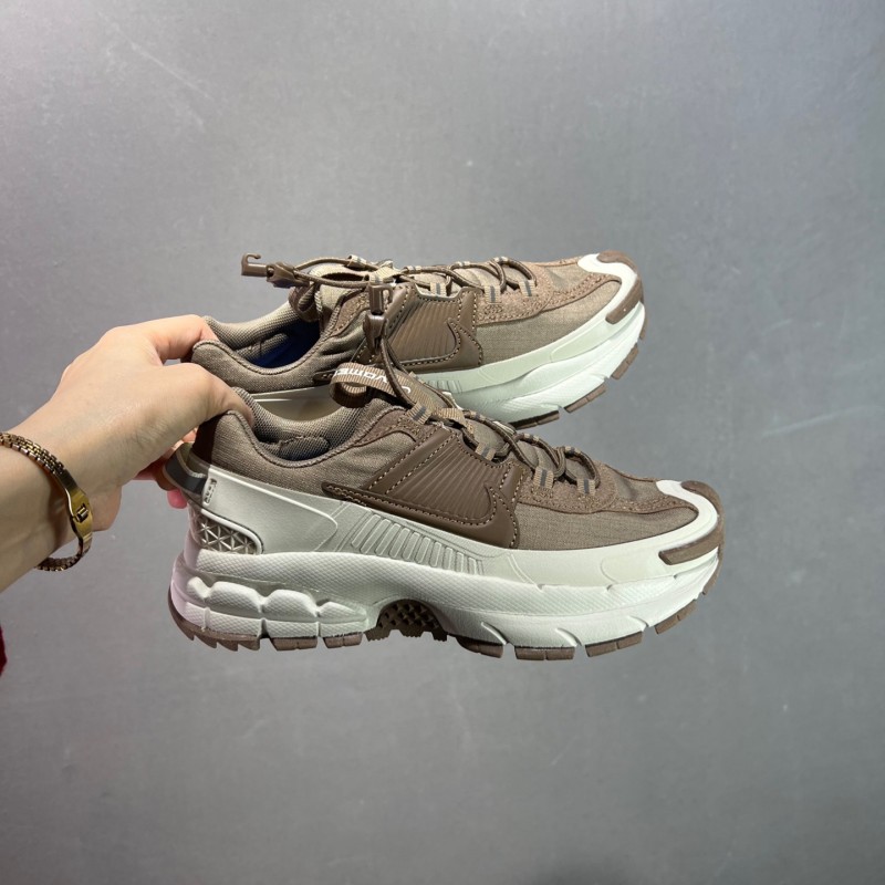 나이키 줌 보메로 로밍