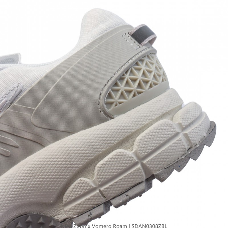 나이키 줌 보메로 로밍