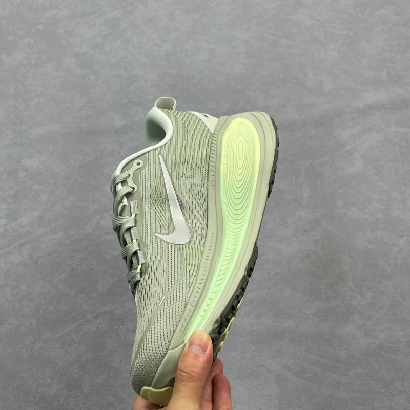 나이키 보메로 18 남녀 로드 러닝화