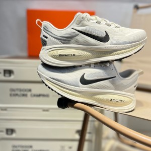 나이키 보메로 18 남녀 로드 러닝화